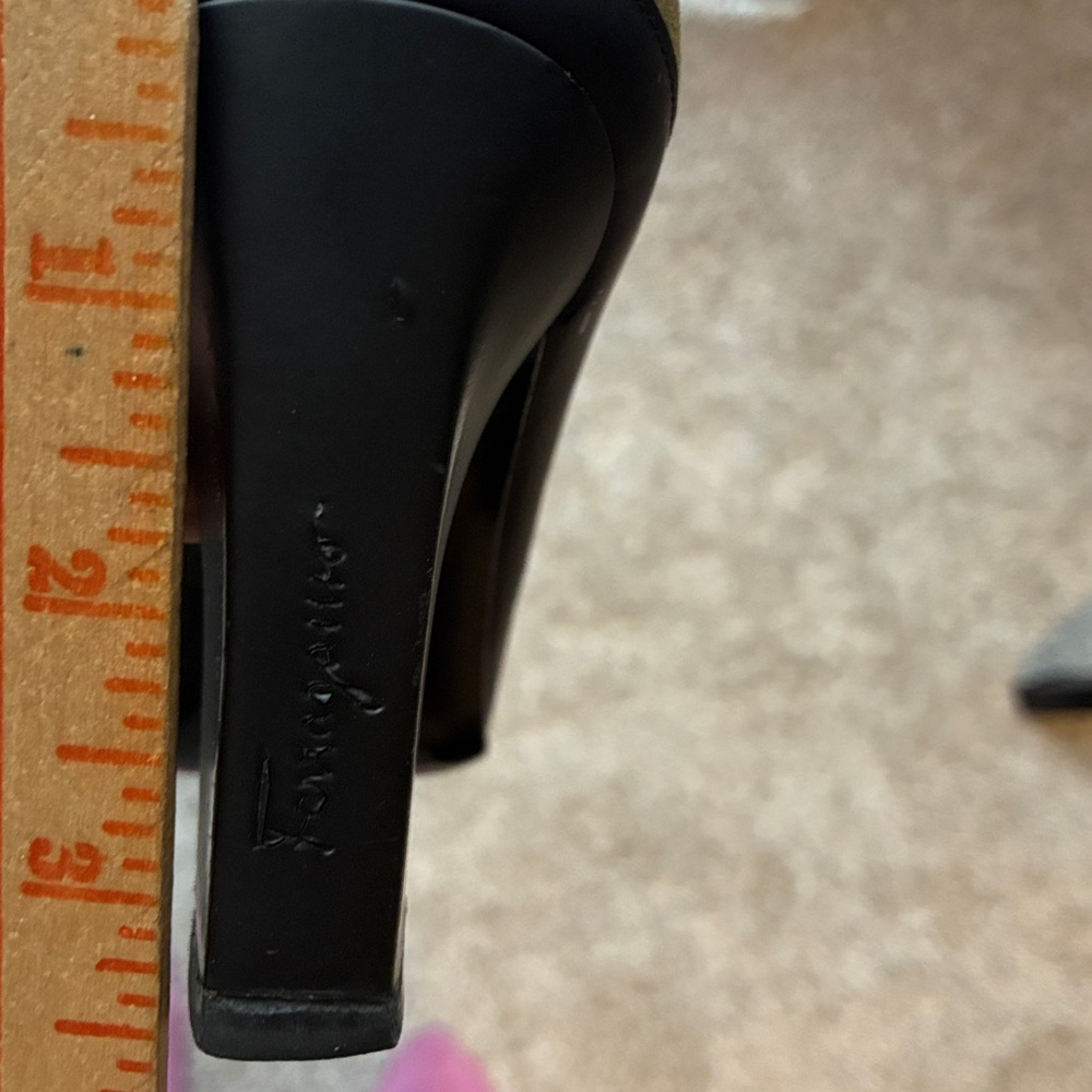 Ferragamo Olive/Black Pump -Size 8 - Picture 11 of 12